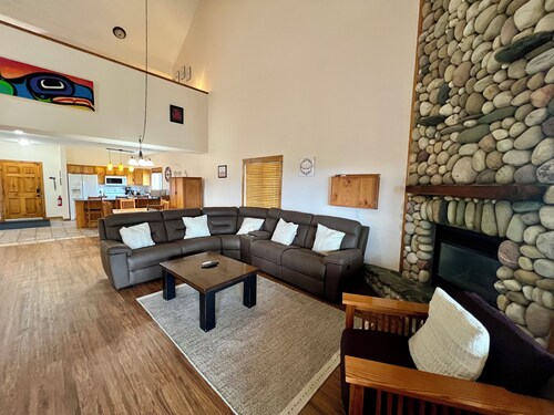 Affordable Slope-Side: 3BR Condo w/ Private Hot Tub, Gas Fireplace, Great Location & Views.