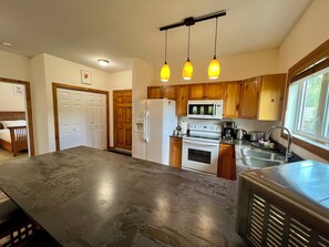 Een koelkast, een microgolfoven, een oven, een kookplaat