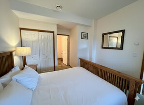 Fer et planche à repasser, Wi-Fi gratuit, draps fournis