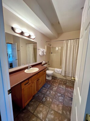 Sèche-cheveux, serviettes fournies