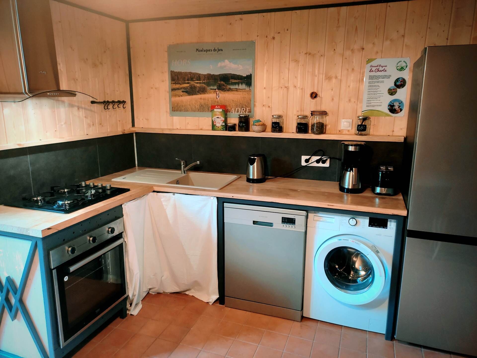 Fridge, oven, dishwasher, coffee/tea maker