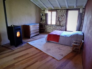 1 chambre, fer et planche à repasser