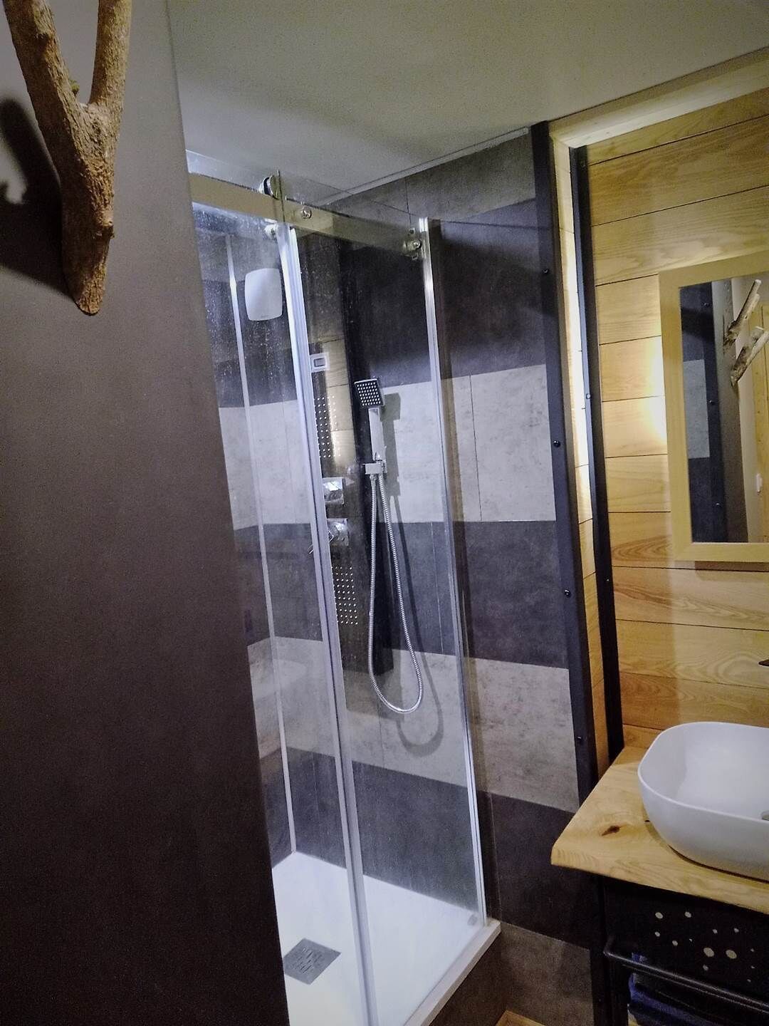 Een haardroger, handdoeken