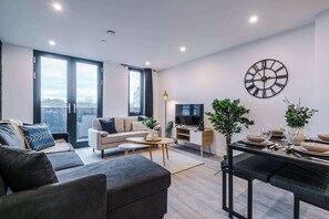 TV, offices - Central York 2 Bed Apartment with Balcony & Gym (York)
