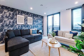 TV, offices - Central York 2 Bed Apartment with Balcony & Gym (York)