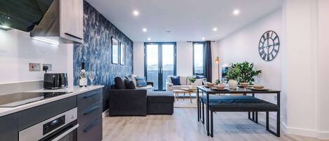 Kylskåp, mikrovågsugn, ugn och spishäll