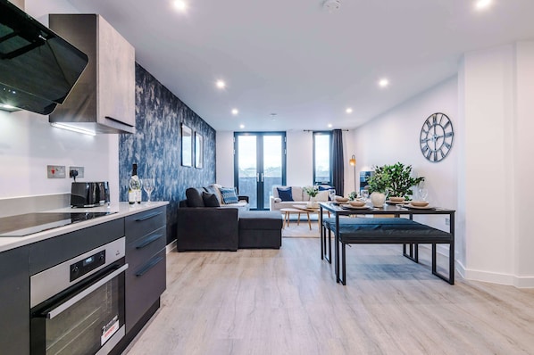 Réfrigérateur, four à micro-ondes, un four, surface de cuisson