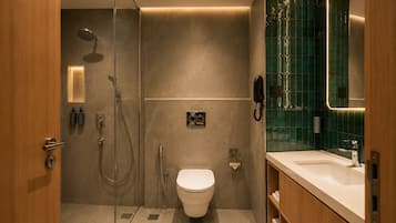 Deluxe Room | Bathroom | Shower, towels, shampoo, toilet paper