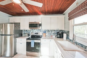 Réfrigérateur, four à micro-ondes, un four, surface de cuisson