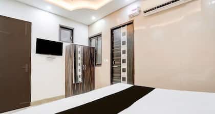Starx Signature Plaza Near Karkardooma Metro Station