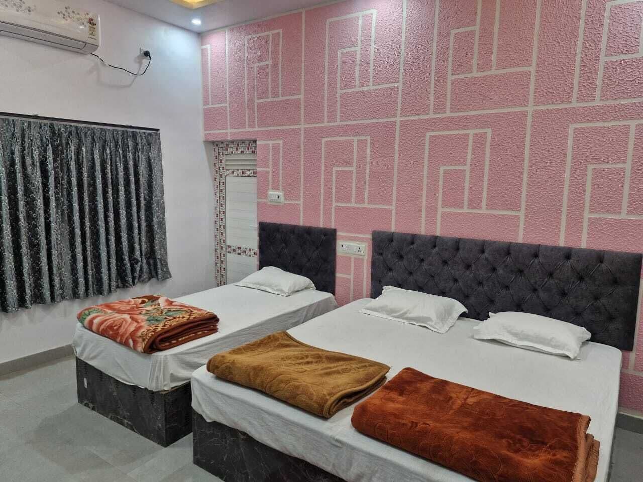 Habitación triple | Camas extra, wifi gratis y ropa de cama 