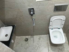 三人房 | 浴室 | 淋浴设施、免费洗浴用品、毛巾、肥皂