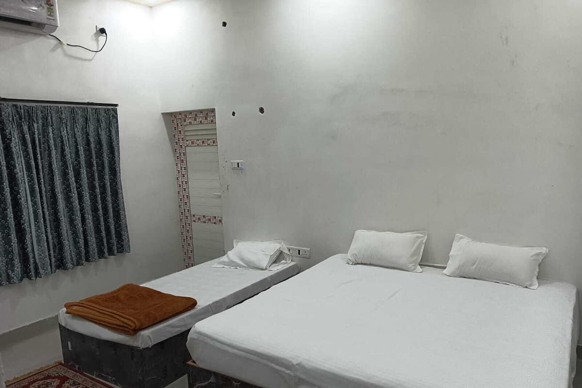 Quarto triplo | Camas extras/dobráveis (sobretaxa), Wi-Fi de cortesia, roupa de cama