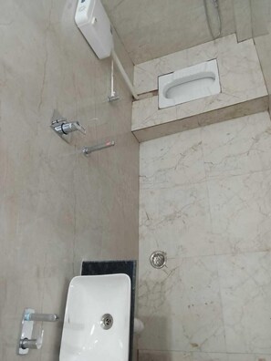Quarto triplo | Camas extras/dobráveis (sobretaxa), Wi-Fi de cortesia, roupa de cama