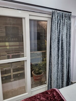Rollaway beds, free WiFi, bed sheets - Krishna Inn (Prayagraj)