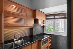 Frigorifero, microonde, forno, piano cottura