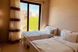 3 bedrooms, iron/ironing board, WiFi, bed sheets