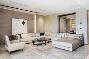 Televisie, een open haard, een stereo en een kantoor