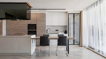 Fridge, microwave, dishwasher, cookware/dishes/utensils