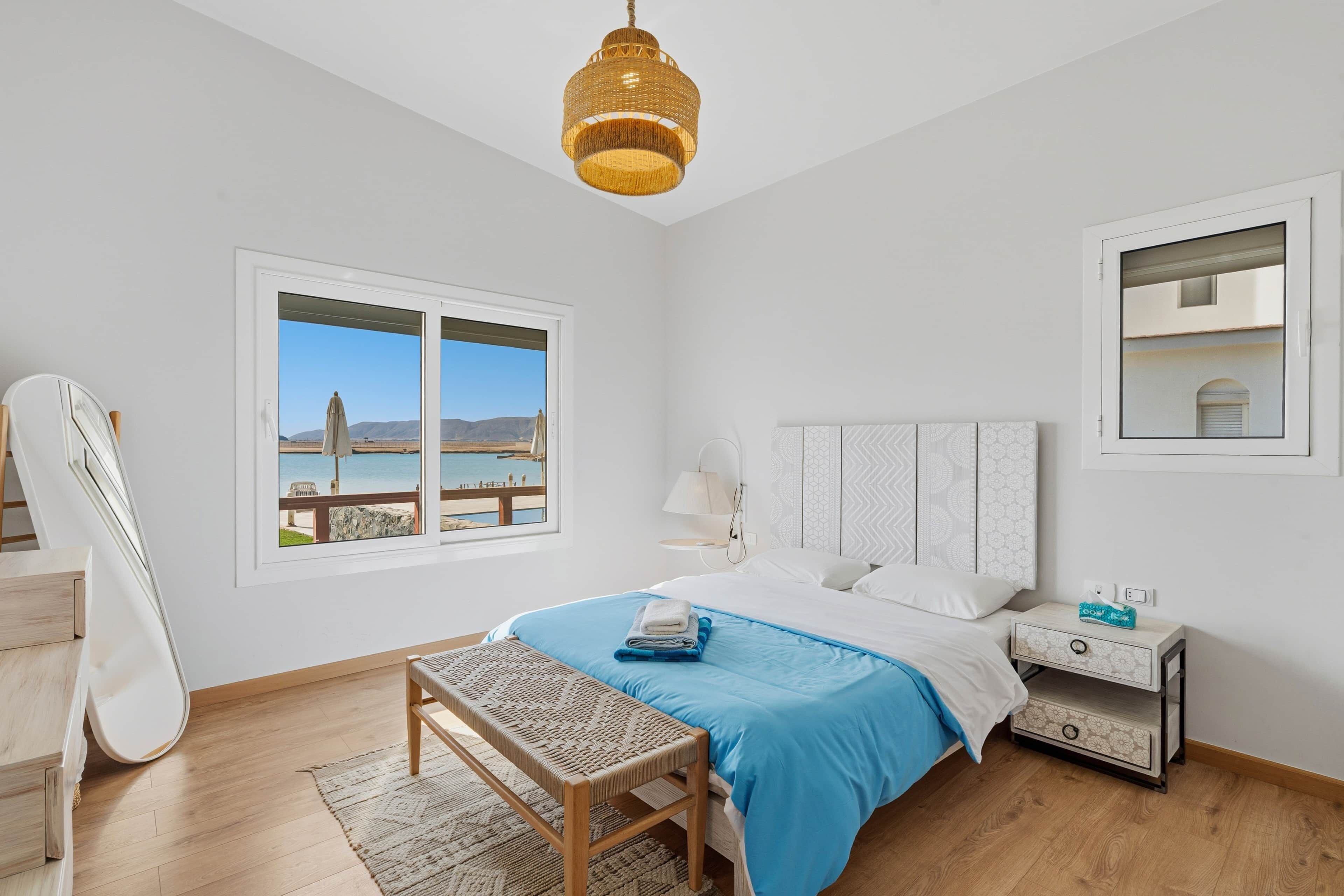 3 habitaciones, tabla de planchar con plancha, wifi y ropa de cama 