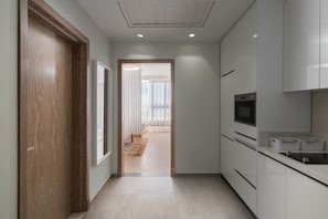 Réfrigérateur, micro-ondes, plaque de cuisson