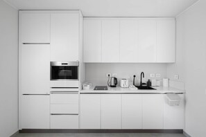 Kühlschrank, Mikrowelle, Herdplatte, Kochgeschirr/Geschirr/Besteck