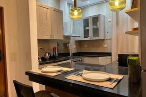 Microondas, placa de cocina, lavavajillas, utensilios de cocina