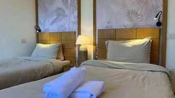 Tabla de planchar con plancha, wifi y ropa de cama