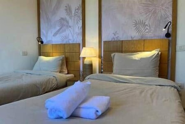 Tabla de planchar con plancha, wifi y ropa de cama 