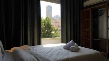 2 habitaciones, tabla de planchar con plancha, wifi y ropa de cama