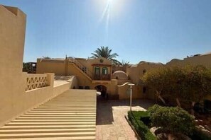 المنشأة من الخارج