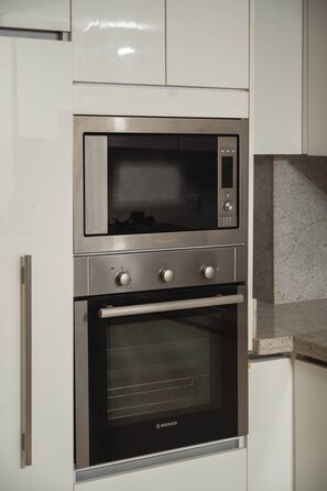 Jääkaappi, mikroaaltouuni, uuni, liesi