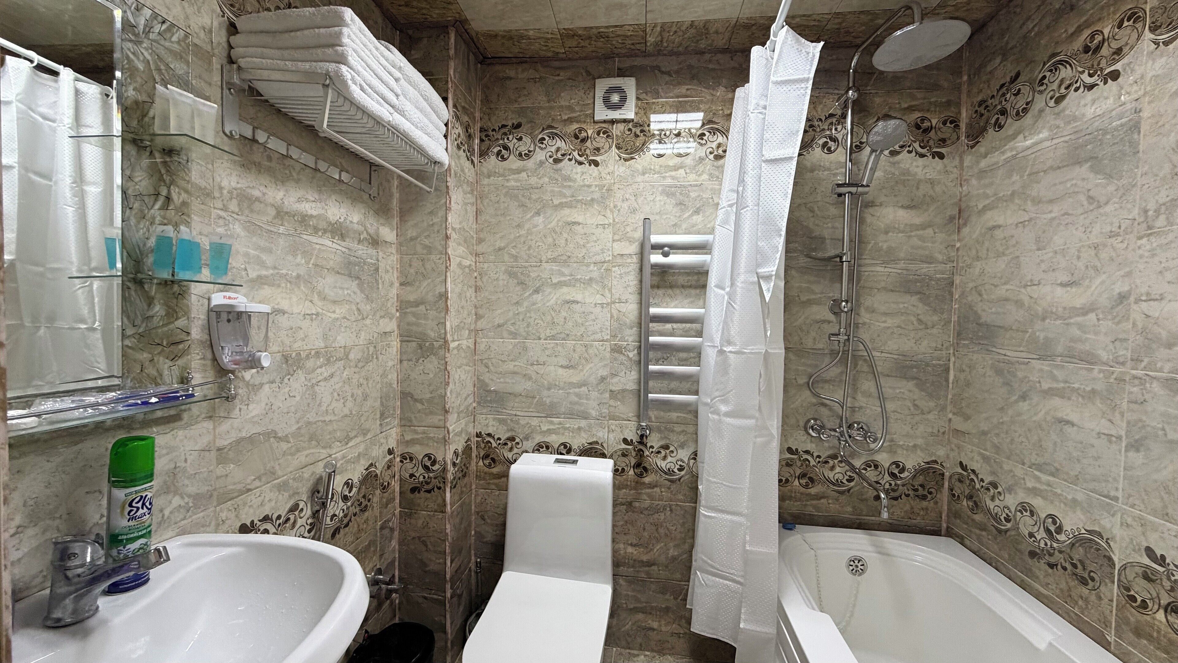 Comfort-Apartment, Balkon, Stadtblick | Dusche im Bad