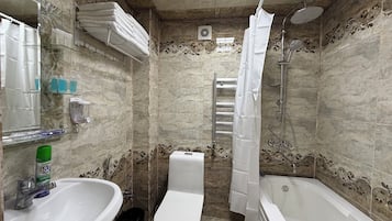 Comfort-Apartment, Balkon, Stadtblick | Dusche im Bad