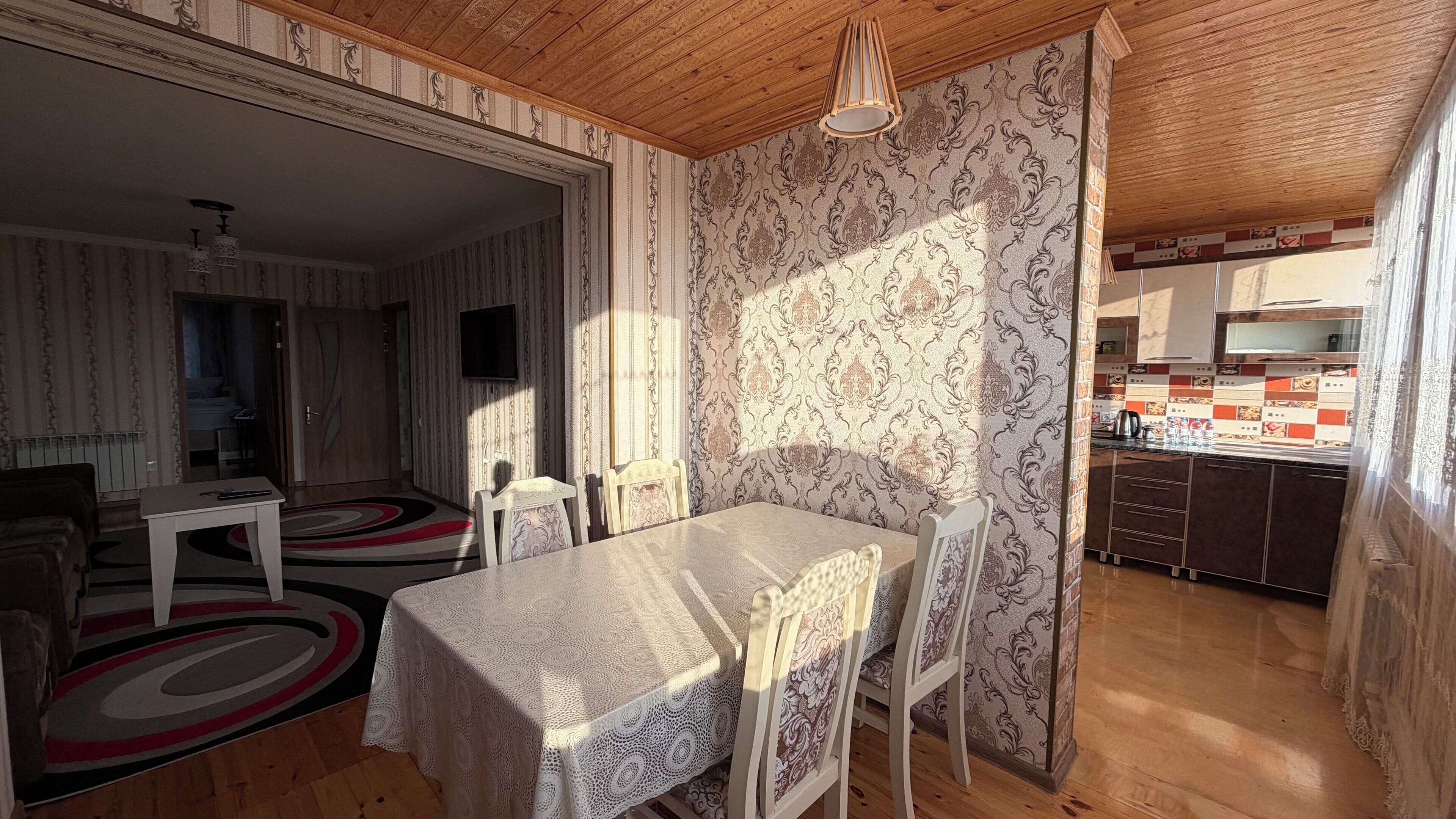 Lägenhet Comfort - balkong - utsikt mot staden | Mörkläggningsgardiner, ljudisolering och strykjärn/strykbräda