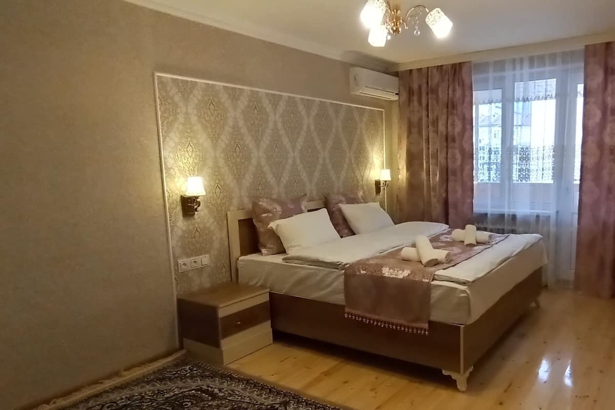 Comfort-Apartment, Balkon, Stadtblick | Verdunkelungsvorhänge, schallisolierte Zimmer, Bügeleisen/Bügelbrett