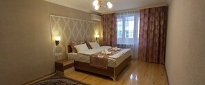 Comfort-Apartment, Balkon, Stadtblick | Verdunkelungsvorhänge, schallisolierte Zimmer, Bügeleisen/Bügelbrett