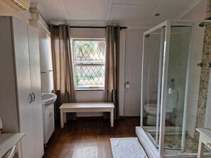 Business-Doppelzimmer | Badezimmer | Dusche, Handtücher, Seife, Shampoo