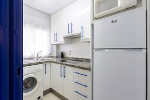 Fridge, microwave, toaster, cookware/dishes/utensils - Townhouse with pool next to the beach (Salobreña)