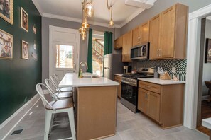 ثلاجة، ميكروويف، فرن، موقد طهي مسطح