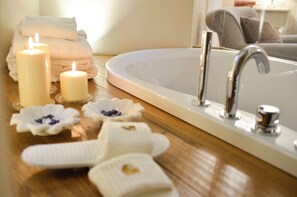Shower, jetted bath, hair dryer, bidet - La Corte Di Ambra Historical House - Historical Center of Cortona (Cortona)