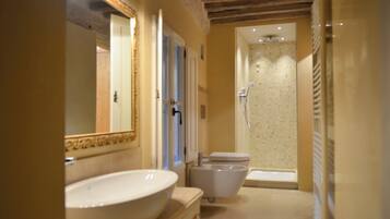 Doccia, vasca idromassaggio, asciugacapelli, bidet