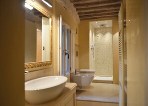 Shower, jetted bath, hair dryer, bidet - La Corte Di Ambra Historical House - Historical Center of Cortona (Cortona)