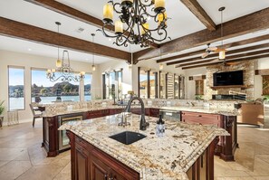 ثلاجة، ميكروويف، فرن، موقد طهي مسطح