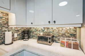 Fridge, microwave, oven, stovetop - Cozy Escape - 1 BR - Walk to Siesta Key Beach (Sarasota)