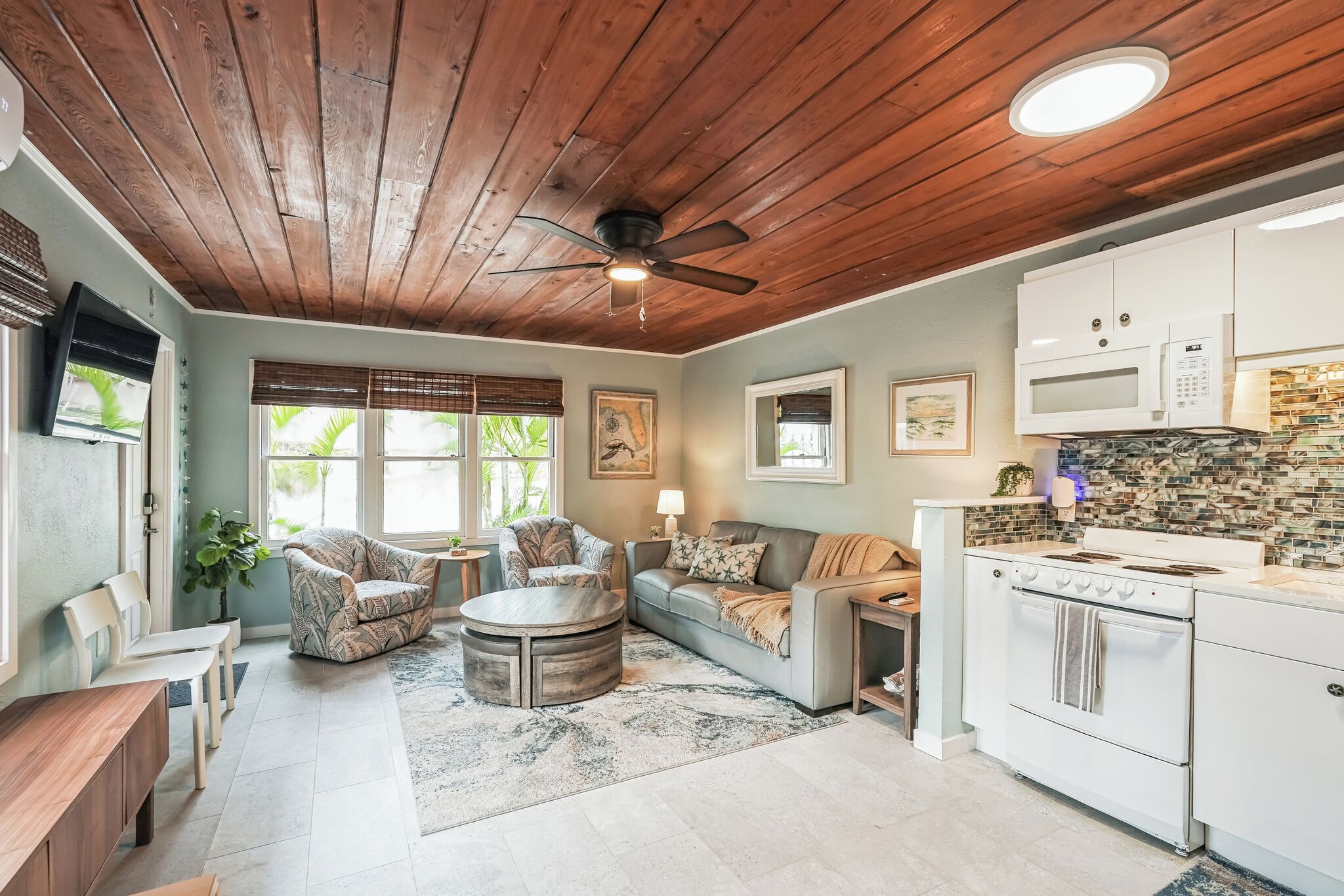 冷蔵庫、電子レンジ、オーブン、コンロ