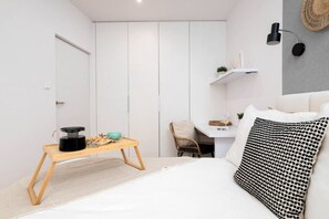 1 habitación, escritorio, tabla de planchar con plancha y wifi 