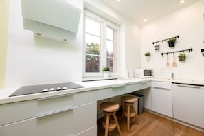 Kühlschrank, Ofen, Herdplatte, Geschirrspüler