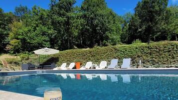 Seasonal outdoor pool, free cabanas, pool umbrellas