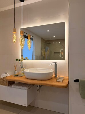 Haartrockner, Handtücher, Seife, Toilettenpapier